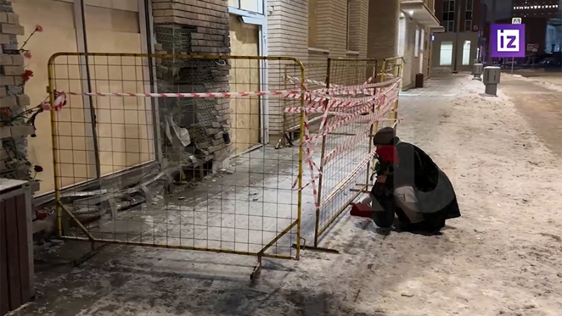 Люди продолжают приносить цветы к месту гибели генерала Кириллова