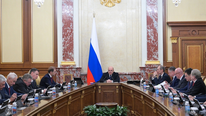 Мишустин предложил кабмину обсудить проблему навязывания россиянам страховки