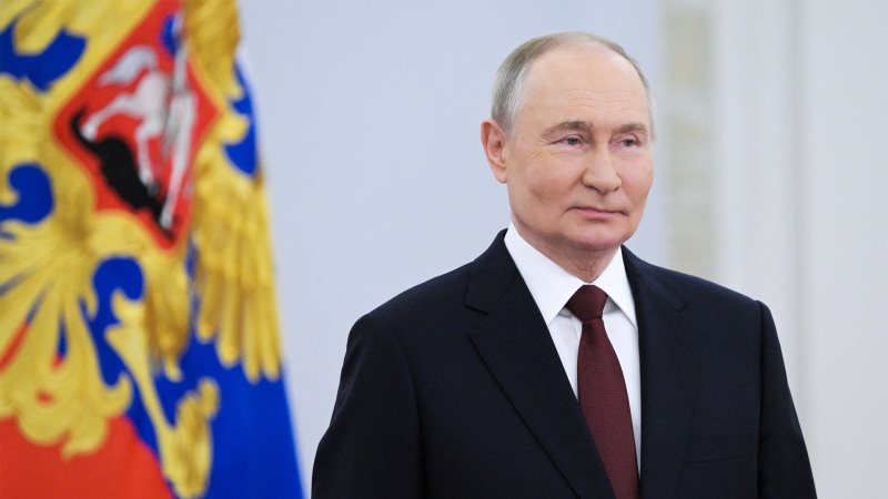 Путин отметил госнаградами многодетных матерей и семьи из 19 регионов РФ