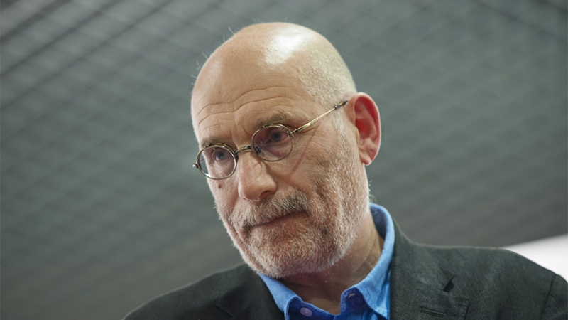 Суд в Москве оштрафовал писателя Акунина за нарушение закона об иноагентах