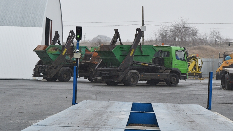 В 55 российских регионах начали взвешивать мусоровозы