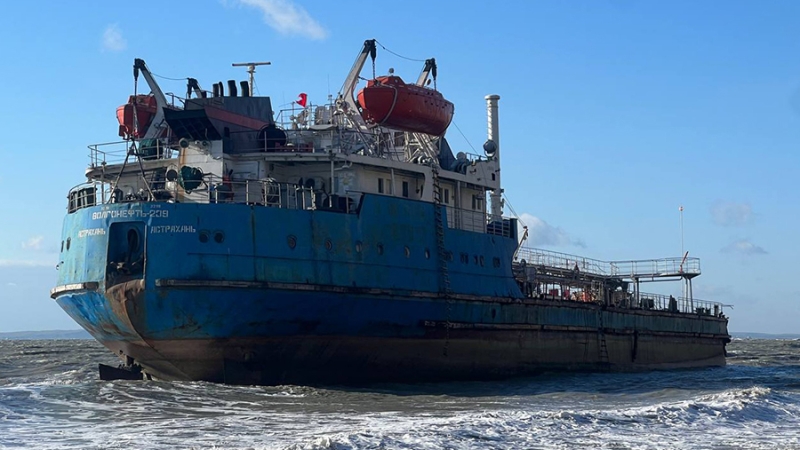 Глава МЧС заявил о задаче за 24 часа выкачать мазут из танкера «Волгонефть-239»