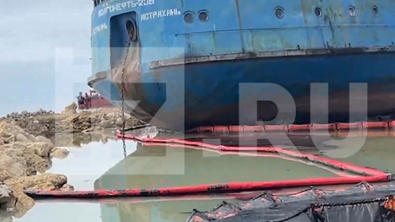 Специалисты МЧС продолжают работы по обвалованию танкера «Волгонефть–239»