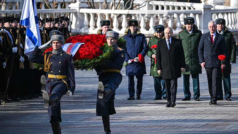 Путин возложил венок к Могиле Неизвестного Солдата в День защитника Отечества