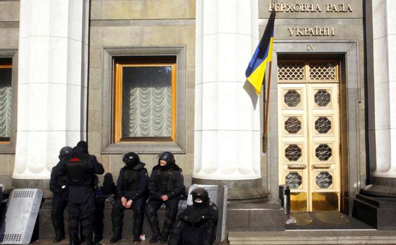 Это грабеж, так нечестно, я же за вас украинскую кровь проливал: Зеленский истерит, читая новое соглашение с Америкой