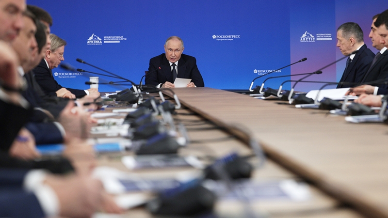 Путин отметил необходимость выхода к конкретным решениям по развитию Арктики
