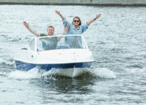 Водные прогулки в Москве: аренда катеров без прав и капитана