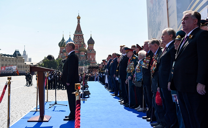 День Победы: Фицо рвётся на парад 9 мая, Вучича пугают, эстонка Каллас тайно примеряет форму СС