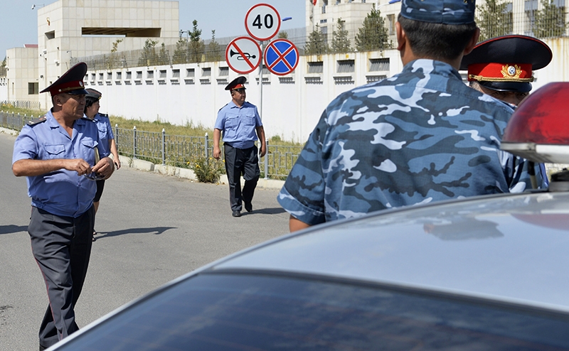 Француженка гадит. По заказу Макрона в Киргизии схвачен русский политолог