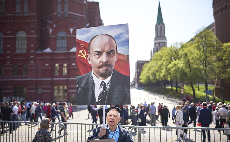 Отец революции Ленин жил, жив и будет жить в России и везде