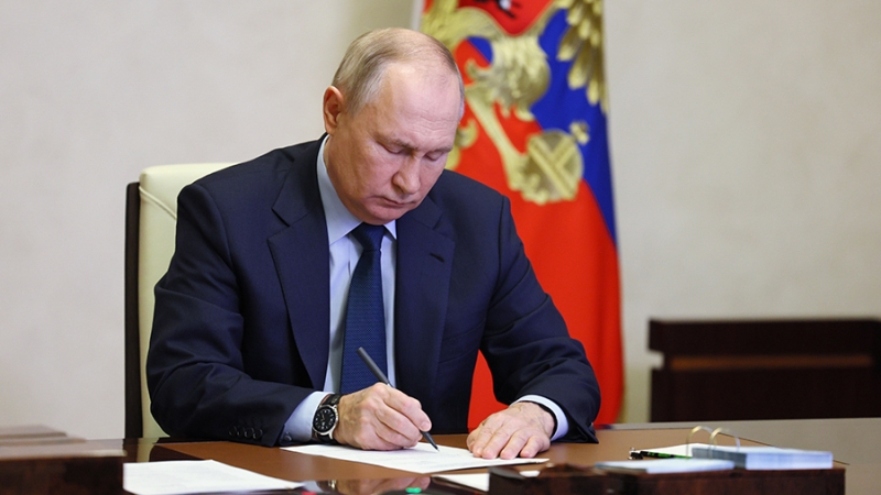 Путин посмертно наградил убитого в Иркутской области фельдшера Печелатова