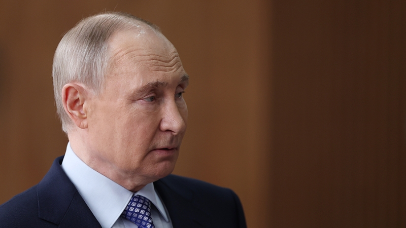 Путин указал на необходимость властей сохранять живую связь с гражданами