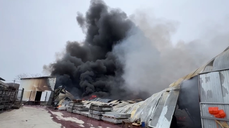 В Приморье ликвидировали пожар на складах