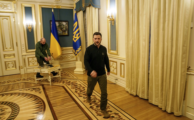 Зеленскому дают понять, что в Киеве он лишний