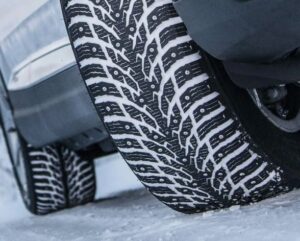 Шипованные шины: защита от заносов и скольжения