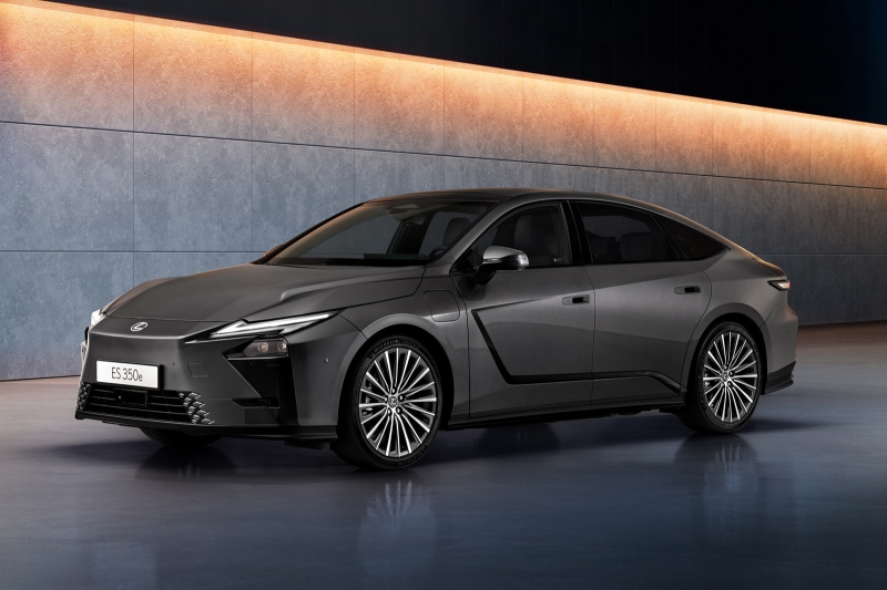 Lexus ES нового поколения дебютировал в Европе: подробности о технике