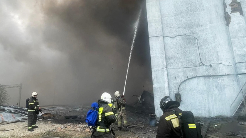 Открытое горение на заводе в Свердловской области ликвидировано