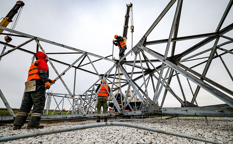 The New York Times: Русские уже построили 80 км ЛЭП, которые тянутся к Запорожской АЭС