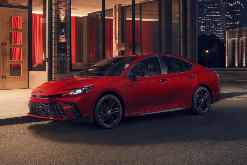 Toyota Camry слегка обновилась и обзавелась «тёмной» спецверсией