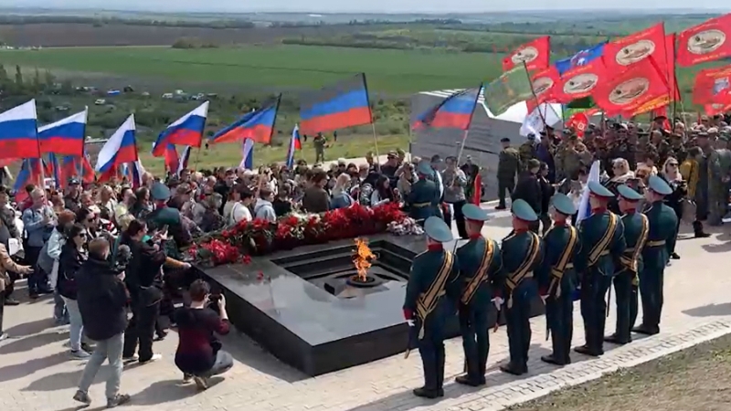 Тысячи жителей ДНР почтили память погибших в ВОВ у комплекса Саур-Могила