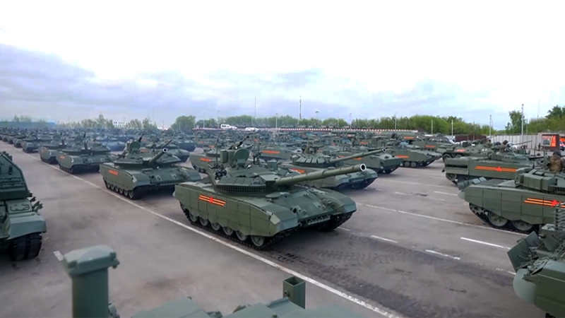 Военная техника начала движение в центр Москвы для участия в параде Победы