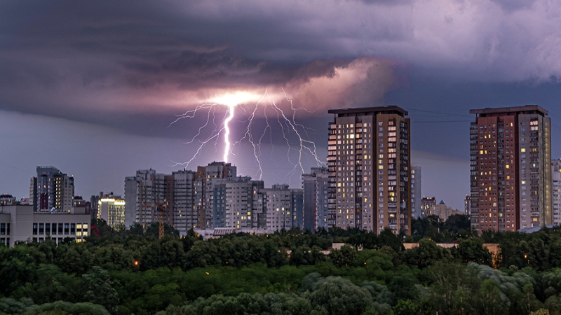 «Желтый» уровень опасности из-за грозы объявлен в Московском регионе на 16 мая