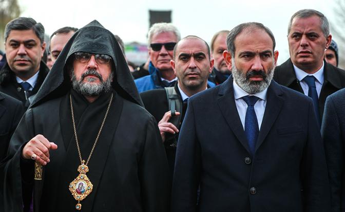 Два тысячелетия традиций? Плевать! Пашинян готов сам назначать католикоса