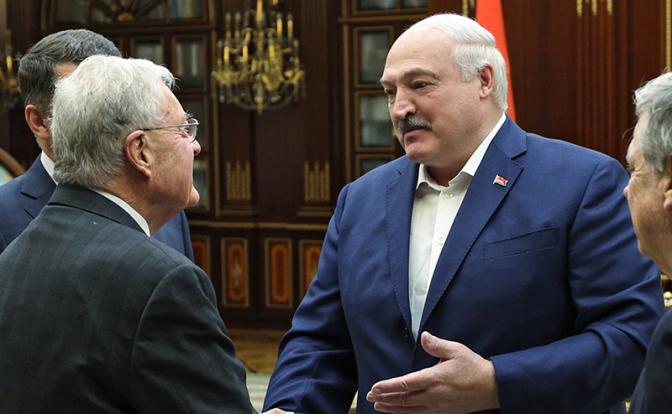 «Какие люди, привет дорогой!»: Лукашенко любезничает с Келлогом. Тихановский на свободе. Что дальше?