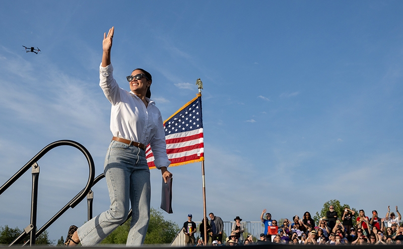 Пока Маск и Трамп обменивались ударами, 36-летняя Александрия подсчитывала очки