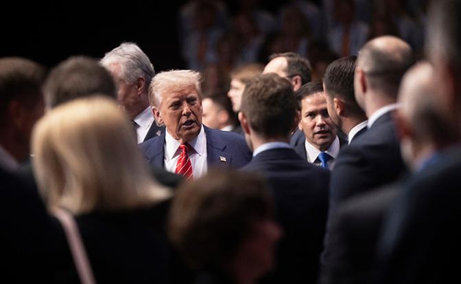 Украина вышла из-под контроля: Трамп, улыбаясь по-голливудски, берет Зеленского за жабры