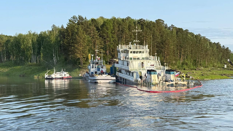 В Красноярском крае из-за разлива топлива на Енисее объявили режим ЧС