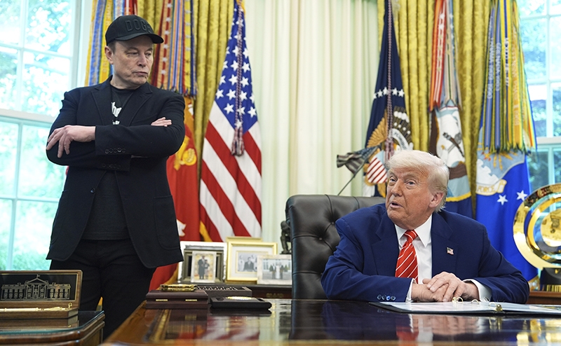 «Время бросить бомбу»: Илон Маск считает, что Трампу пора объявить импичмент