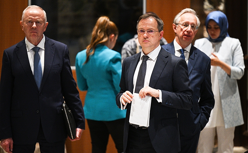 Взбесившаяся стая «миротворцев». Нужна ли гибкость, когда тебя нагибают?