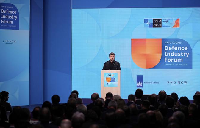 Зеленский «на приставном стульчике»: Гаага навеяла на Киев мрачные мысли, Трамп усугубил