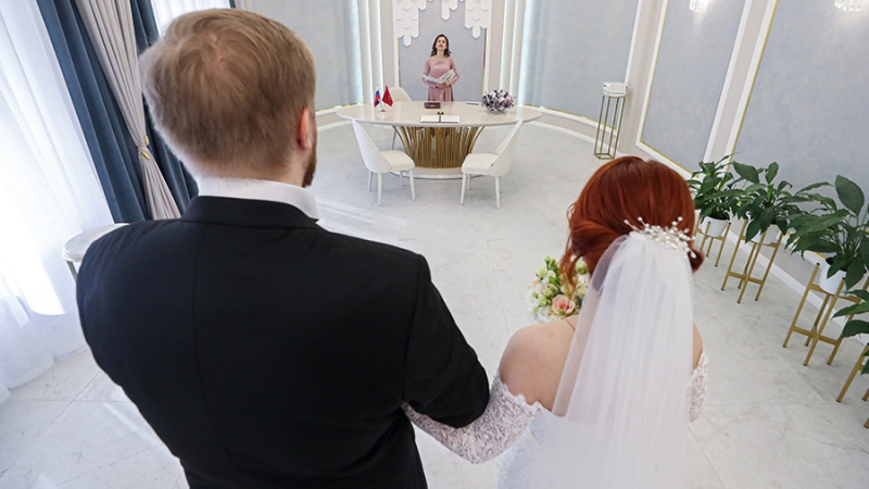 Более 70% россиян признают семьей только официальный брак