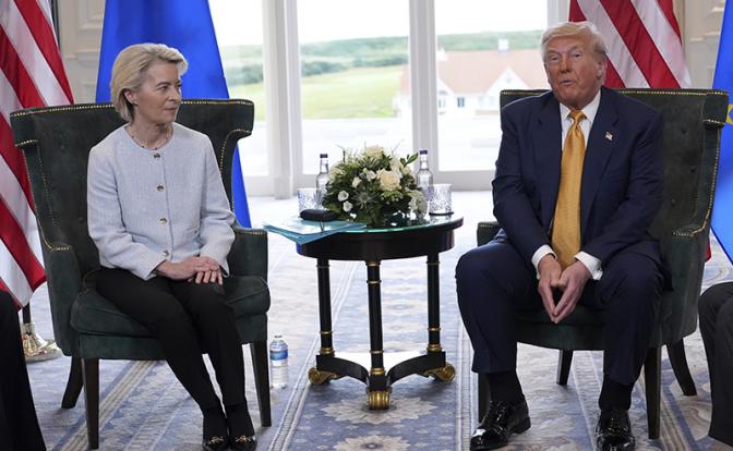 Покрыл, как бык овцу: Урсула глупо улыбалась, когда Трамп делал с Европой все, что хотел