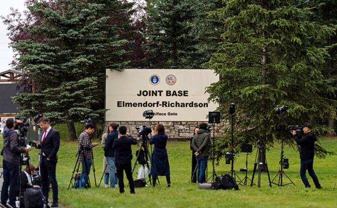 12 часов до встречи Трампа и Путина: на Аляске решаются судьбы мира, европейцам Вашингтон посоветовал заткнуться