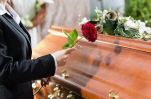 Организация похорон: понятный план действий в трудный момент