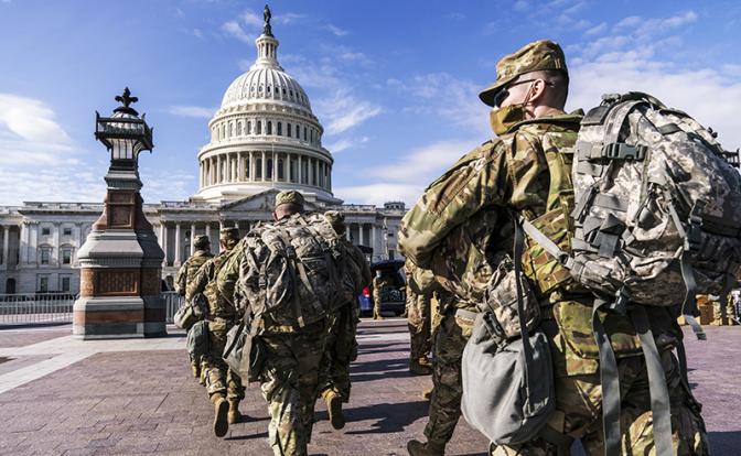 В США — госпереворот в миниатюре. Трамп начинает действовать, как Наполеон