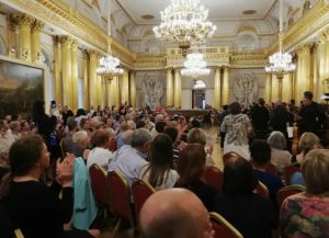 Преимущества и недостатки посещения концертов